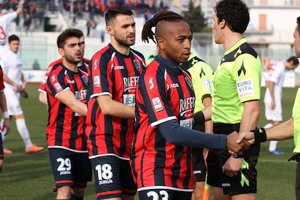 Lega Pro, il Taranto: «Giocatori aggrediti da 30 persone incappucciate»