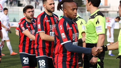 Lega Pro, il Taranto: «Giocatori aggrediti da 30 persone incappucciate»