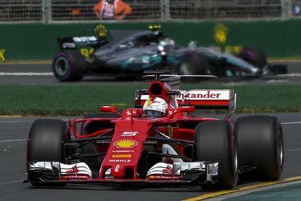 F1, Gp Australia: Hamilton davanti, Vettel secondo