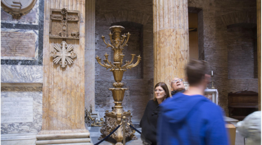 Pantheon, folle danneggia due candelabri: le immagini
