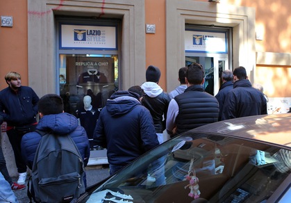 Febbre da derby: i tifosi della Lazio in coda per i biglietti