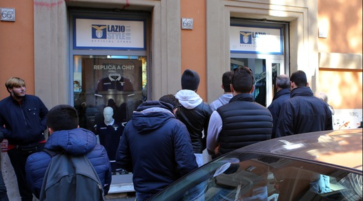 Febbre da derby: i tifosi della Lazio in coda per i biglietti