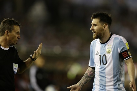 Messi squalificato, prove di sconto: «Insulti all'assistente? No, al vento»