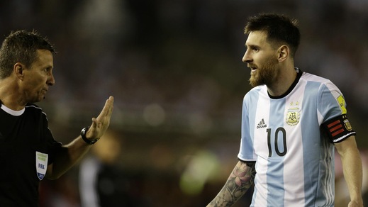 Messi squalificato, prove di sconto: «Insulti all'assistente? No, al vento»