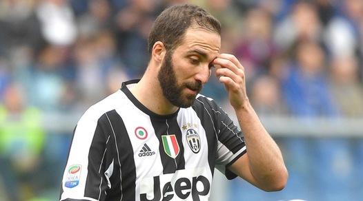Napoli-Juventus, si scatena l'evento social «Pernacchio a Higuain»