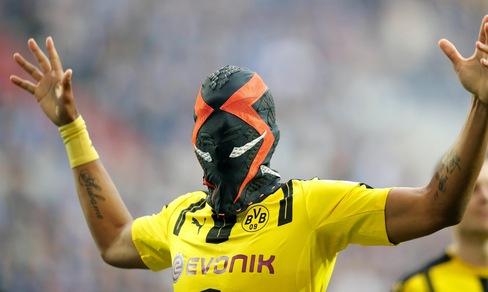 Borussia Dortmund: la nuova maschera di Aubameyang è spaventosa