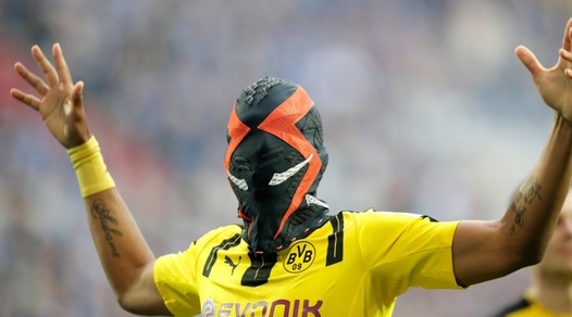 Borussia Dortmund: la nuova maschera di Aubameyang è spaventosa
