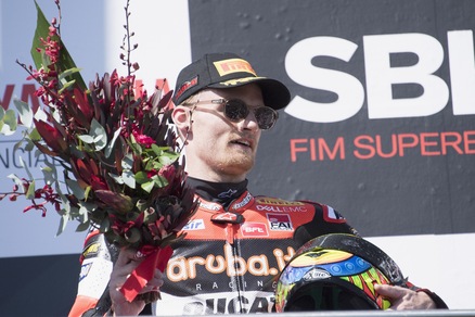Sbk, Aragon: Davies vince all’ultimo giro contro Rea, Melandri 3°