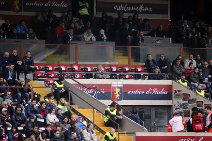 Genoa: Preziosi da solo in tribuna d'onore, i tifosi lo contestano
