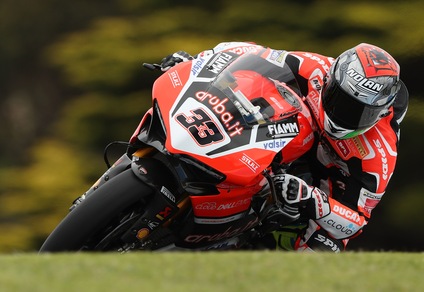 Sbk, che spavento Melandri: cade nei test, ma è tutto ok