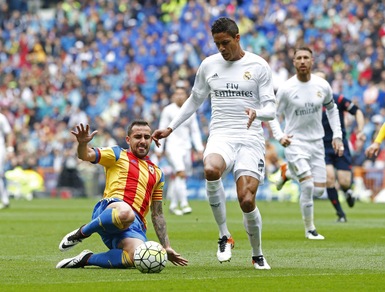 Real Madrid, stop di un mese per Varane: salterà il Bayern Monaco