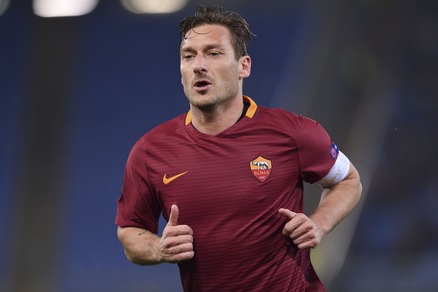 Roma, tifoso Lazio compra la maglia di Totti