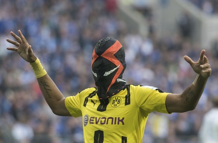 Pugno di ferro del Borussia Dortmund: multato Aubameyang per la maschera Nike