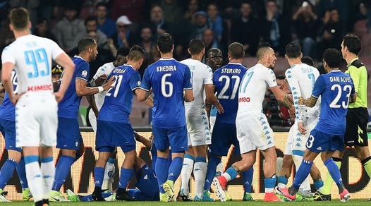 Napoli-Juve, i limiti di Banti: ammonizioni e falli