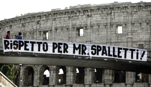 Roma, striscione al Colosseo per Spalletti: «Rispetto per il mister»