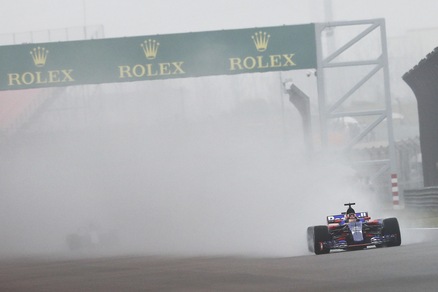 F1 Cina, il maltempo ferma le libere
