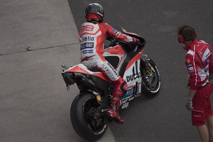 MotoGp, Lorenzo: «Un errore montare la gomma morbida»