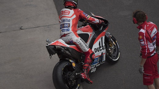 MotoGp, Lorenzo: «Un errore montare la gomma morbida»