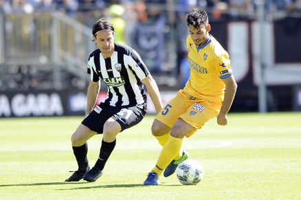 Risultati Serie B: Frosinone, solo un pari ad Ascoli. Cadono Bari e Benevento