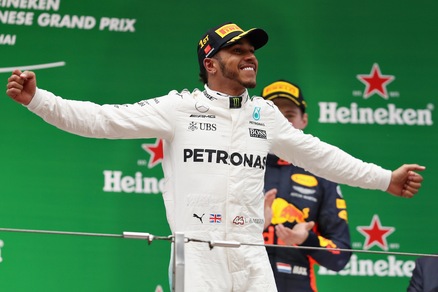 F1, Gp Cina: Hamilton vince davanti a Vettel