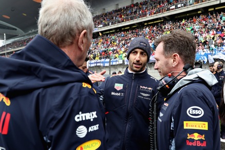 F1, Gp Cina: reprimenda per Ricciardo, in ritardo per l’inno nazionale