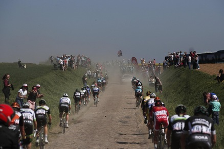 Polvere, sudore e anche sangue: lo spettacolo della Parigi-Roubaix