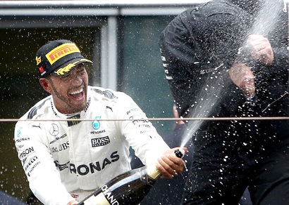 F1, Hamilton vince in Cina: il titolo a 1,60