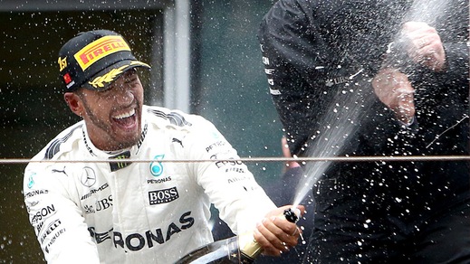 F1, Hamilton vince in Cina: il titolo a 1,60