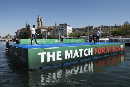 "The Match for Africa": Murray e Federer giocano a tennis sull'isolotto