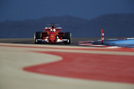 F1 Bahrain: Mercedes in prima fila, Vettel carico