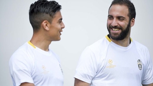 Barcellona-Juventus, sorrisi per Dybala: allenamento con la squadra