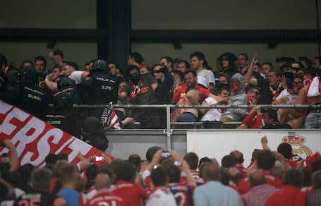 Tensione al Bernabeu: scontri tra tifosi e polizia