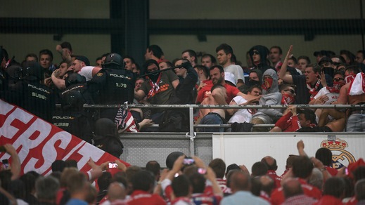 Tensione al Bernabeu: scontri tra tifosi e polizia