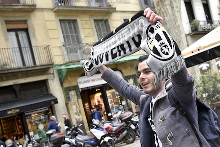 I tifosi della Juventus invadono Barcellona, le Ramblas sono bianconere!