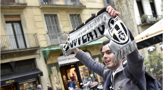 I tifosi della Juventus invadono Barcellona, le Ramblas sono bianconere!