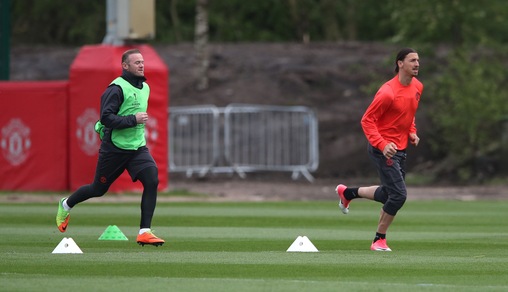 Europa League: Ibrahimovic è troppo veloce, Rooney ha il fiatone