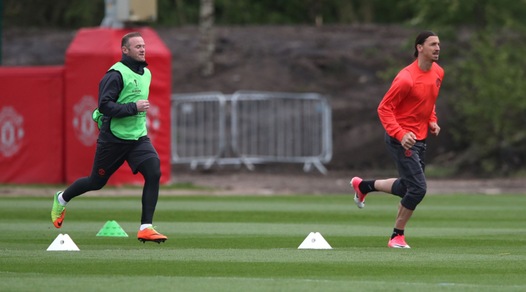 Europa League: Ibrahimovic è troppo veloce, Rooney ha il fiatone