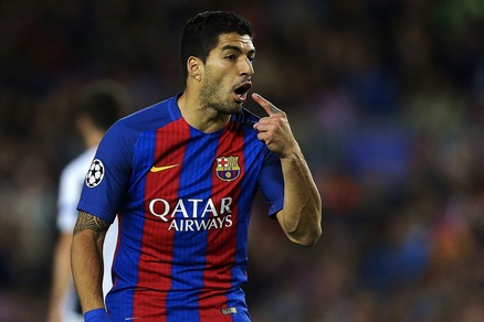 Luis Suarez nervoso, insulti all'arbitro: «Fifone succhia m...»