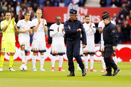 Psg-Montpellier: il calcio d'inizio dei poliziotti in onore dell'agente ucciso
