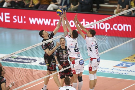 Volley: Superlega, Trento formidabile in casa, raggiunta la Lube in finale