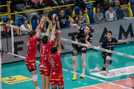 Volley: Play Off 5° posto: Ravenna sgambetta Verona ed è in finale
