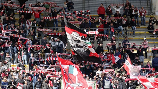 Lecce, assalto ultrà a un bus di tifosi del Bari: sei feriti, uno è grave