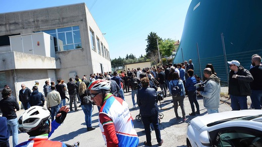 Addio a Scarponi, in centinaia alla camera ardente