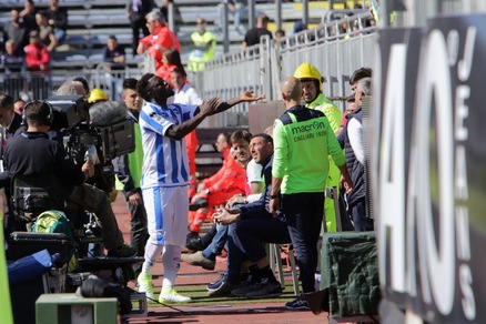 Pescara, buu razzisti a Cagliari, Muntari lascia il campo