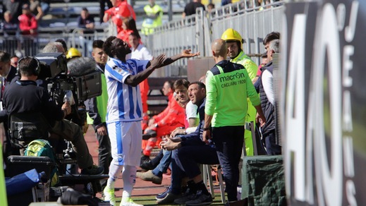 Pescara, buu razzisti a Cagliari, Muntari lascia il campo