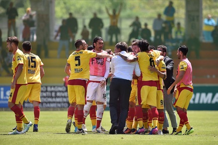 Serie B, Benevento-Avellino 2-1: Baroni vola ai playoff