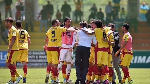Serie B, Benevento-Avellino 2-1: Baroni vola ai playoff