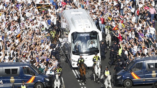 Madrid, migliaia di tifosi "scortano" il Real