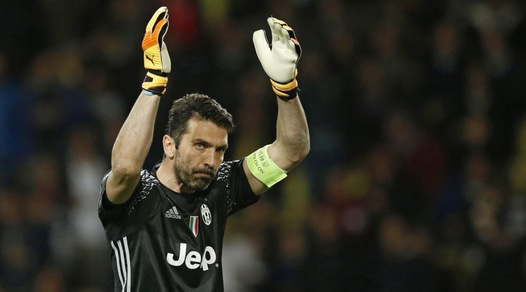 Grande Torino, Buffon contro i vandali di Superga: «Siete più morti dei morti»