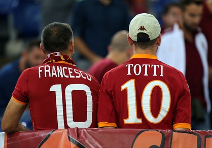 Totti, quella maglia spacca il tifo